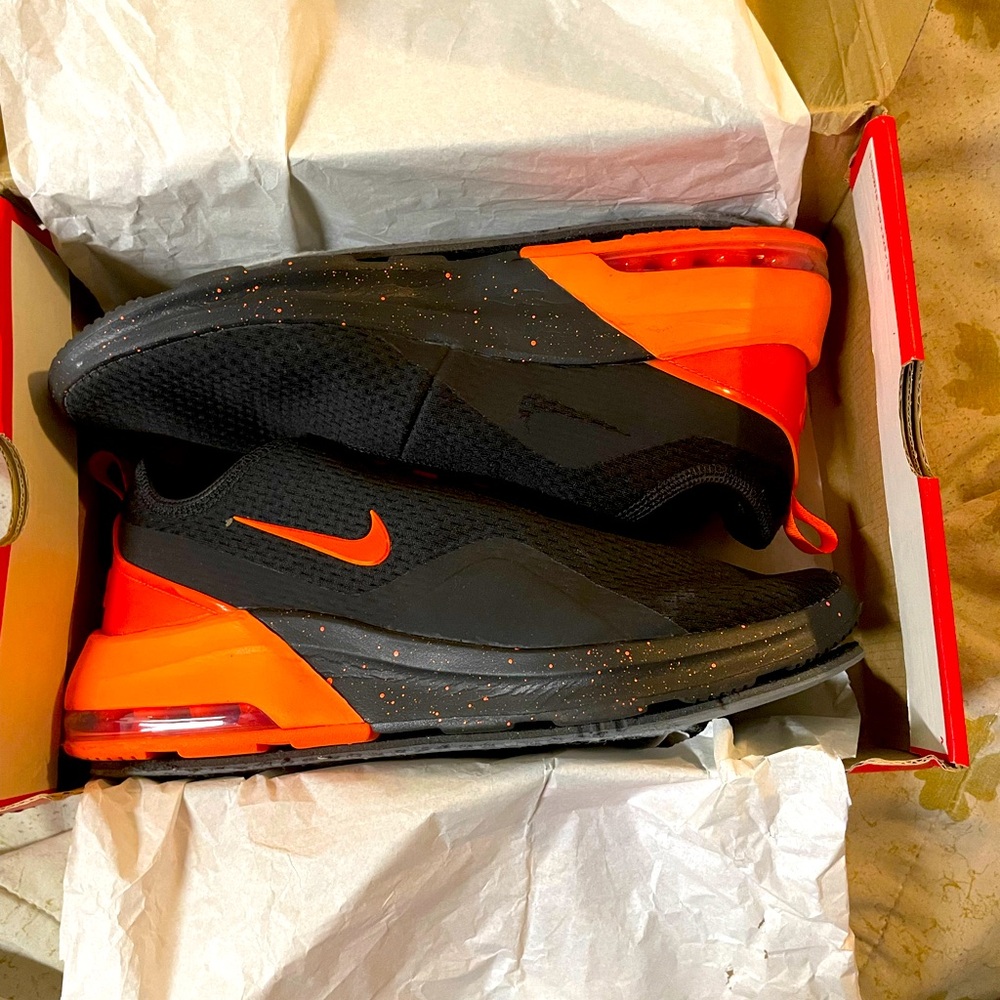 Nike Air Max Motion 2 Black Orange